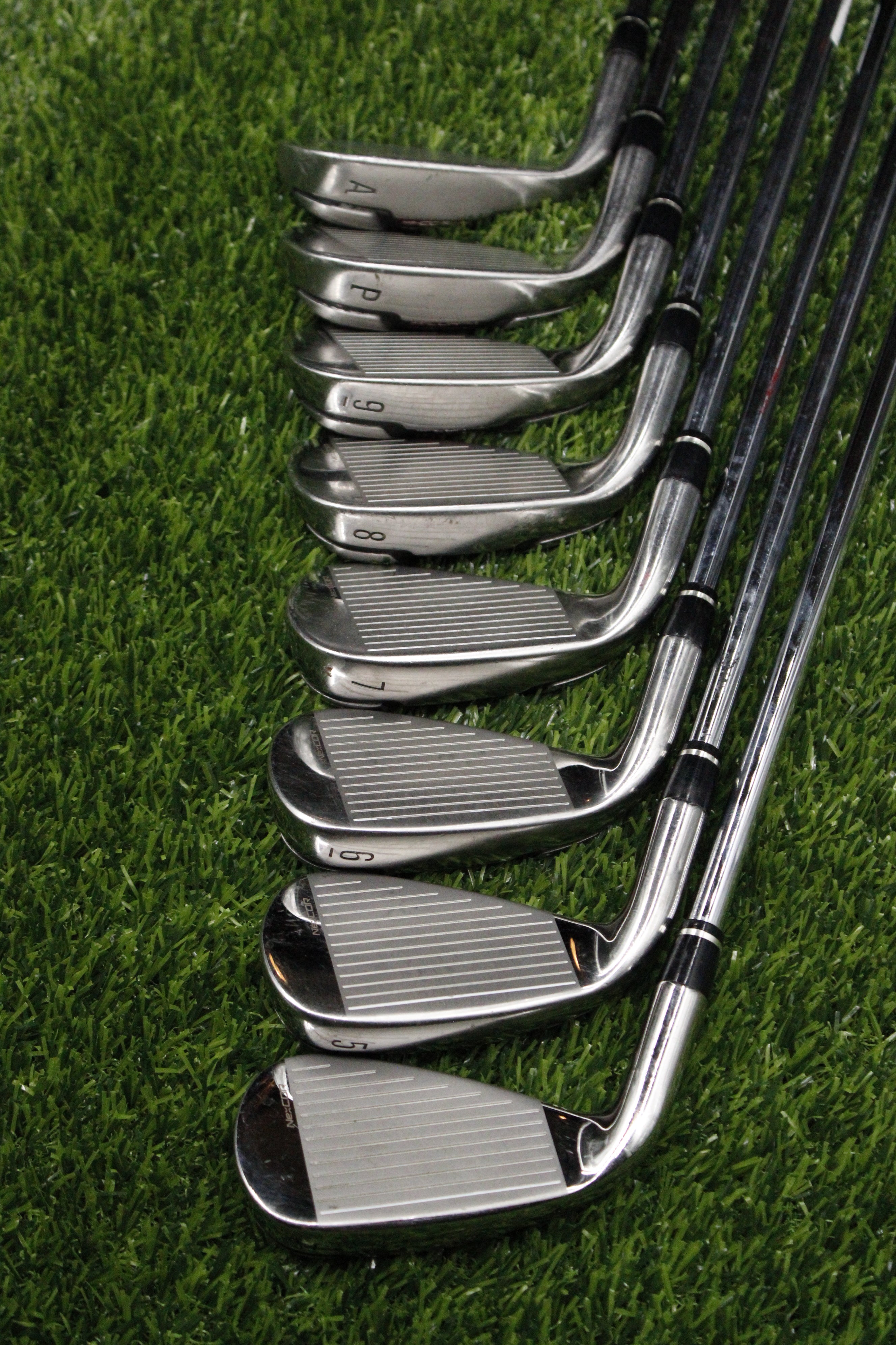 Nike Victory Red S Iron Set 4-PW AW R Flex Std Length