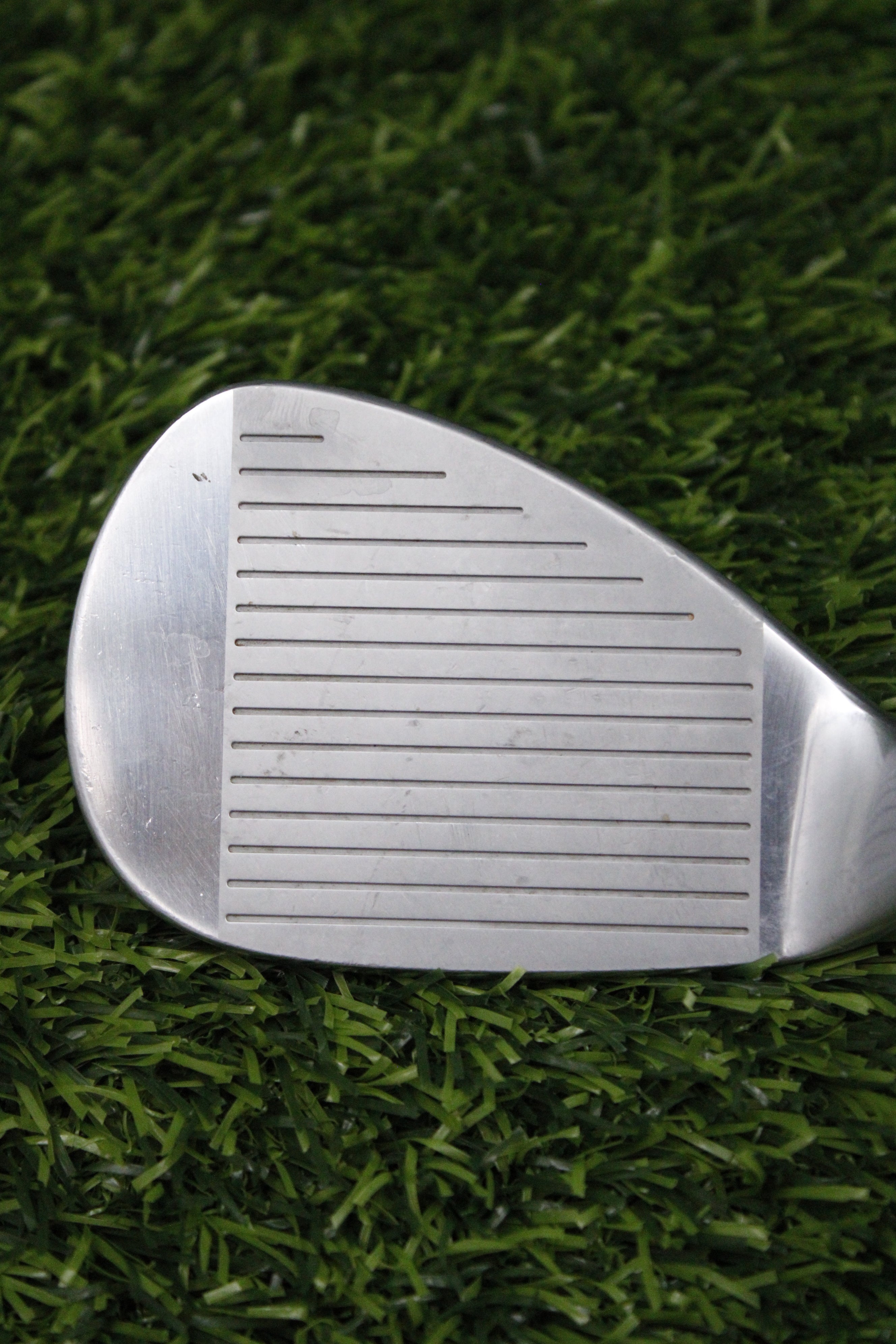 Nike Victory Red Forged Chrome 52° GW S Flex 35"